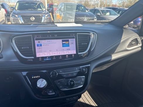 Used 2022 Chrysler Pacifica Touring-L w/ S Appearance Package image 13