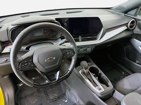 Used 2025 Chevrolet Trax RS FWD image 18