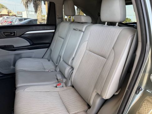 Used 2015 Toyota Highlander Plus FWD image 17