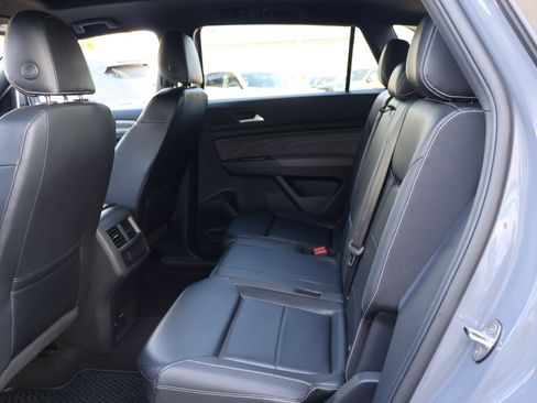 Used 2021 Volkswagen Atlas Cross Sport SE w/ Panoramic Sunroof Package image 16