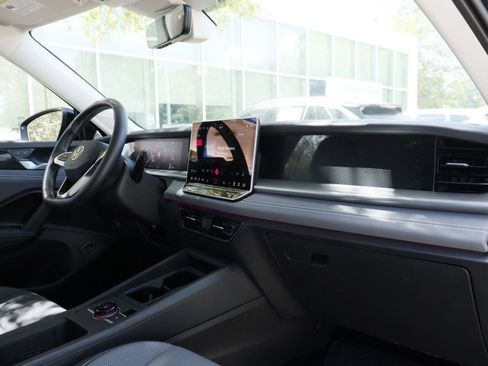 Certified 2025 Volkswagen Tiguan SE FWD image 20