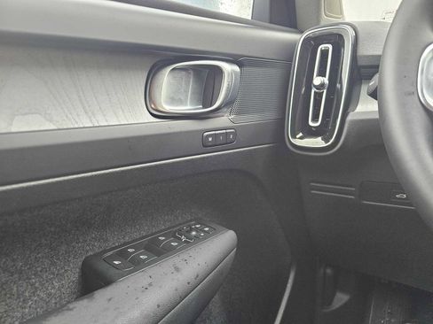 Certified 2025 Volvo XC40 B5 Plus image 32