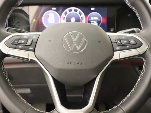 Used 2025 Volkswagen Tiguan SE w/ Panoramic Sunroof Package AWD/4WD image 14