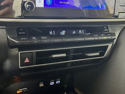 Used 2025 Toyota Camry SE image 18