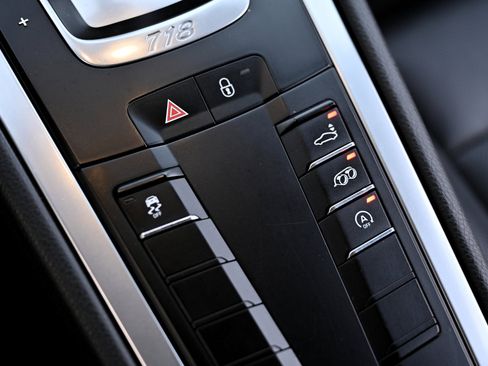 Used 2018 Porsche 718 Cayman Coupe image 25