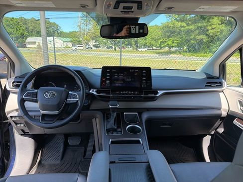 Used 2023 Toyota Sienna XLE AWD/4WD image 8