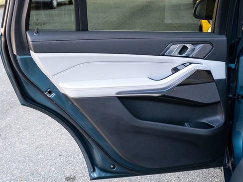 Used 2023 BMW X7 xDrive40i w/ Premium Package image 32