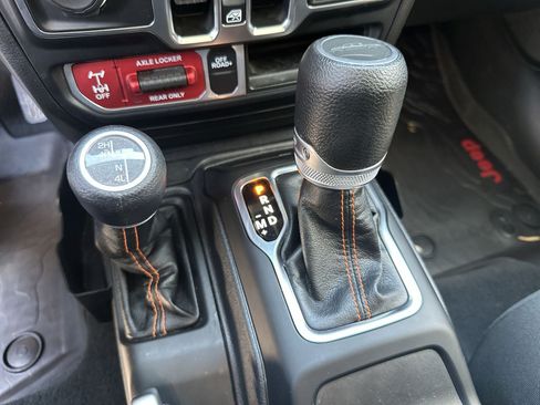 Used 2023 Jeep Gladiator Mojave AWD/4WD image 28