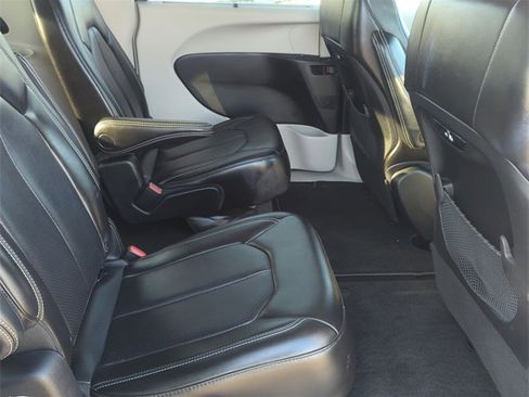 Used 2023 Chrysler Pacifica Touring-L image 24