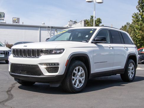 Used 2023 Jeep Grand Cherokee Limited image 3