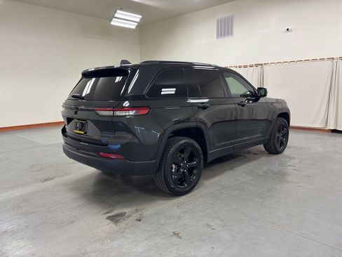 Used 2024 Jeep Grand Cherokee Limited w/ Black Appearance Package image 8