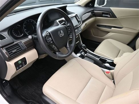 Used 2016 Honda Accord Touring image 19