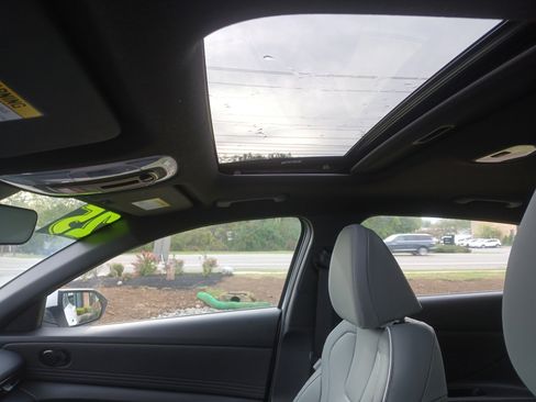 New 2025 Hyundai Elantra Limited image 29