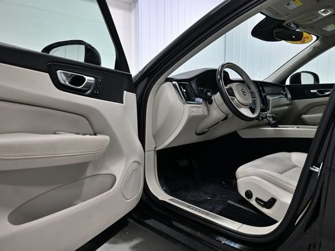 Used 2018 Volvo XC60 T5 Momentum w/ Vision Package AWD/4WD image 4