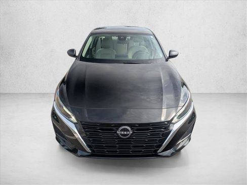 Used 2025 Nissan Altima 2.5 SV FWD image 2
