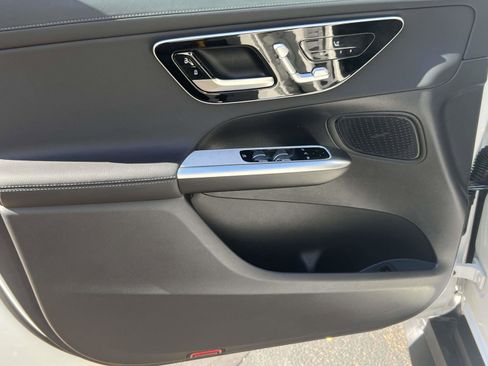 Used 2025 Mercedes-Benz GLC 350e 4MATIC image 27