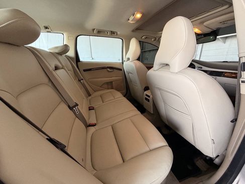 Used 2010 Volvo V70 FWD image 23