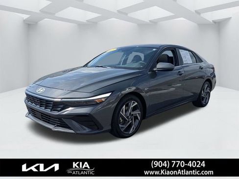 Used 2025 Hyundai Elantra Limited image 7