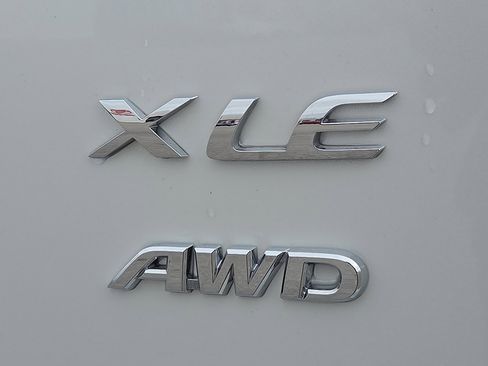 Used 2024 Toyota Corolla Cross XLE image 8