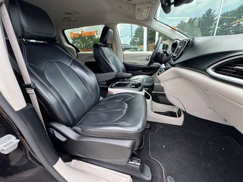 Used 2022 Chrysler Pacifica Touring-L FWD image 12