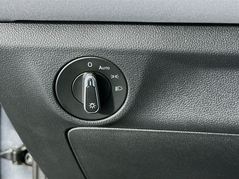 Used 2026 Volkswagen Jetta SE FWD image 17