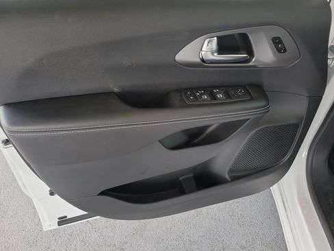 New 2026 Chrysler Pacifica Select FWD image 14