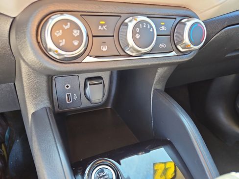 Used 2022 Nissan Versa SV image 21