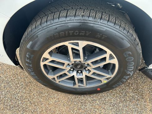 New 2025 Ford Expedition Active image 9