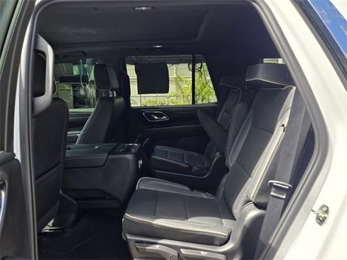 Used 2023 GMC Yukon SLT w/ SLT Premium Package image 17