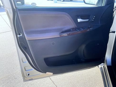 Used 2017 Toyota Sienna Limited image 9