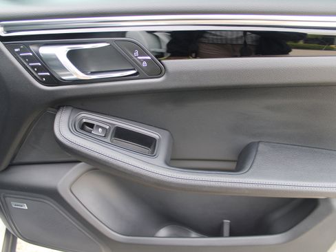 Certified 2026 Porsche Macan Turbo AWD/4WD image 34