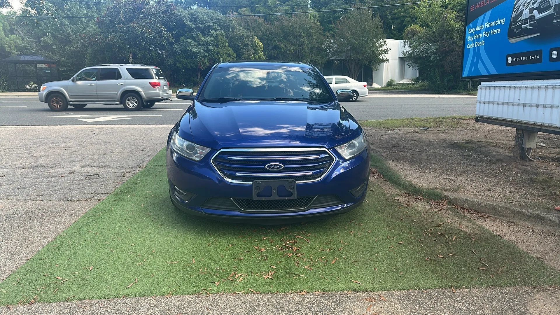 Used 2014 Ford Taurus Limited FWD image 2