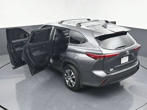 Used 2022 Toyota Highlander XLE AWD/4WD image 46