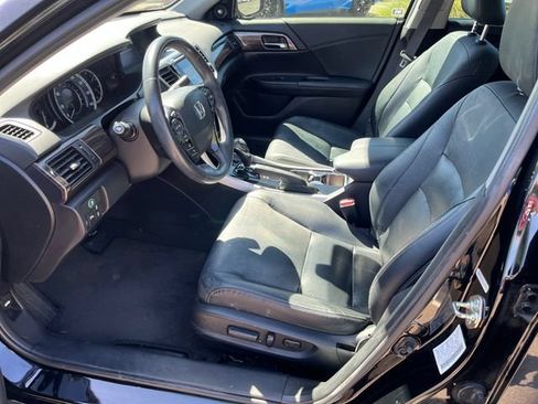 Used 2017 Honda Accord Touring image 2