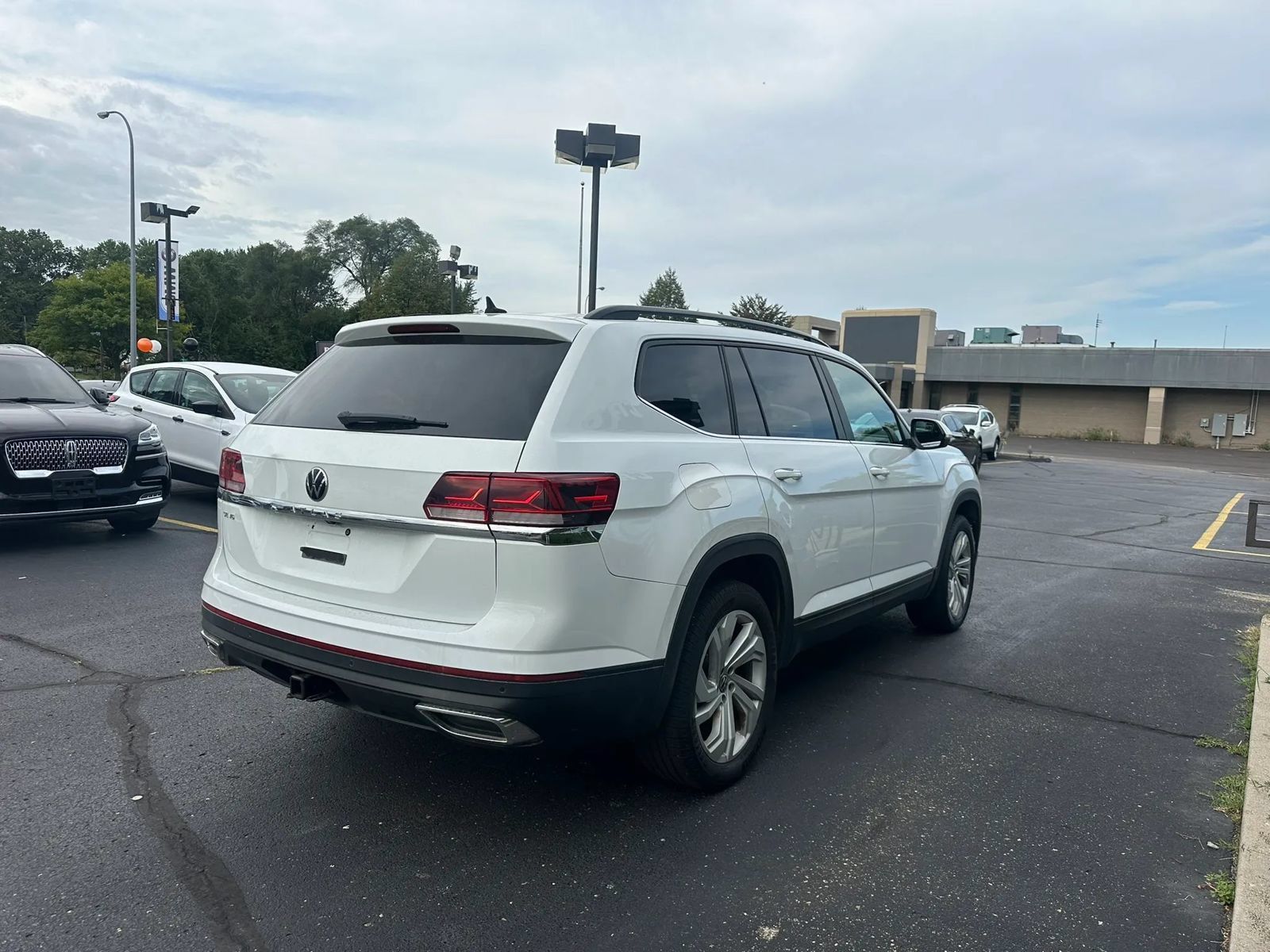 Used 2021 Volkswagen Atlas SE w/ Panoramic Sunroof Package FWD image 4