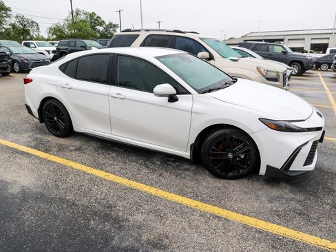 Used 2025 Toyota Camry SE w/ Convenience Package FWD image 7
