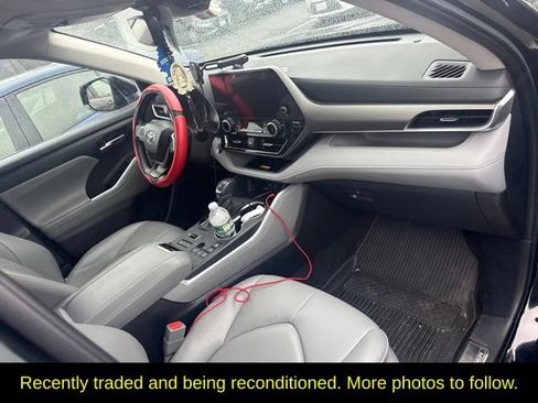 Used 2024 Toyota Highlander XLE AWD/4WD image 8