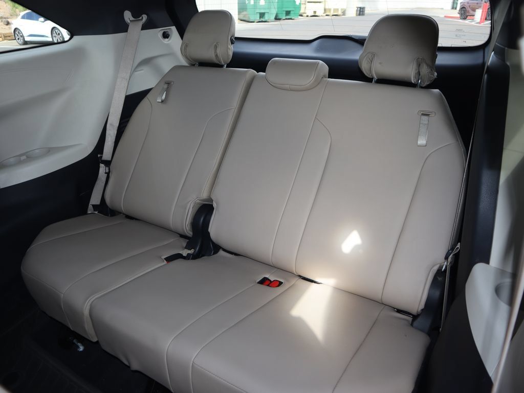 Used 2021 Toyota Sienna XLE FWD image 11