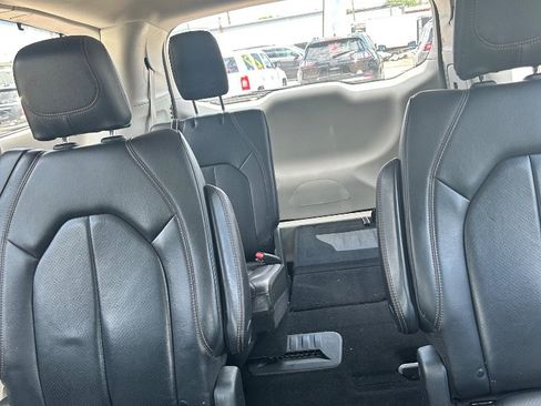 Used 2019 Chrysler Pacifica Touring-L FWD image 10