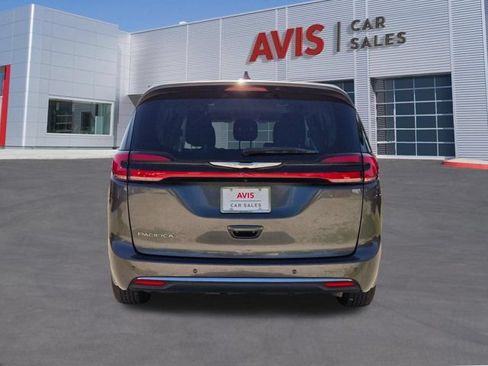 Used 2023 Chrysler Pacifica Touring-L FWD image 9