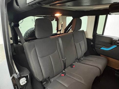 Used 2018 Jeep Wrangler Unlimited Rubicon w/ Dual Top Group AWD/4WD image 33