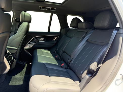 Used 2025 Land Rover Range Rover SE AWD/4WD image 9