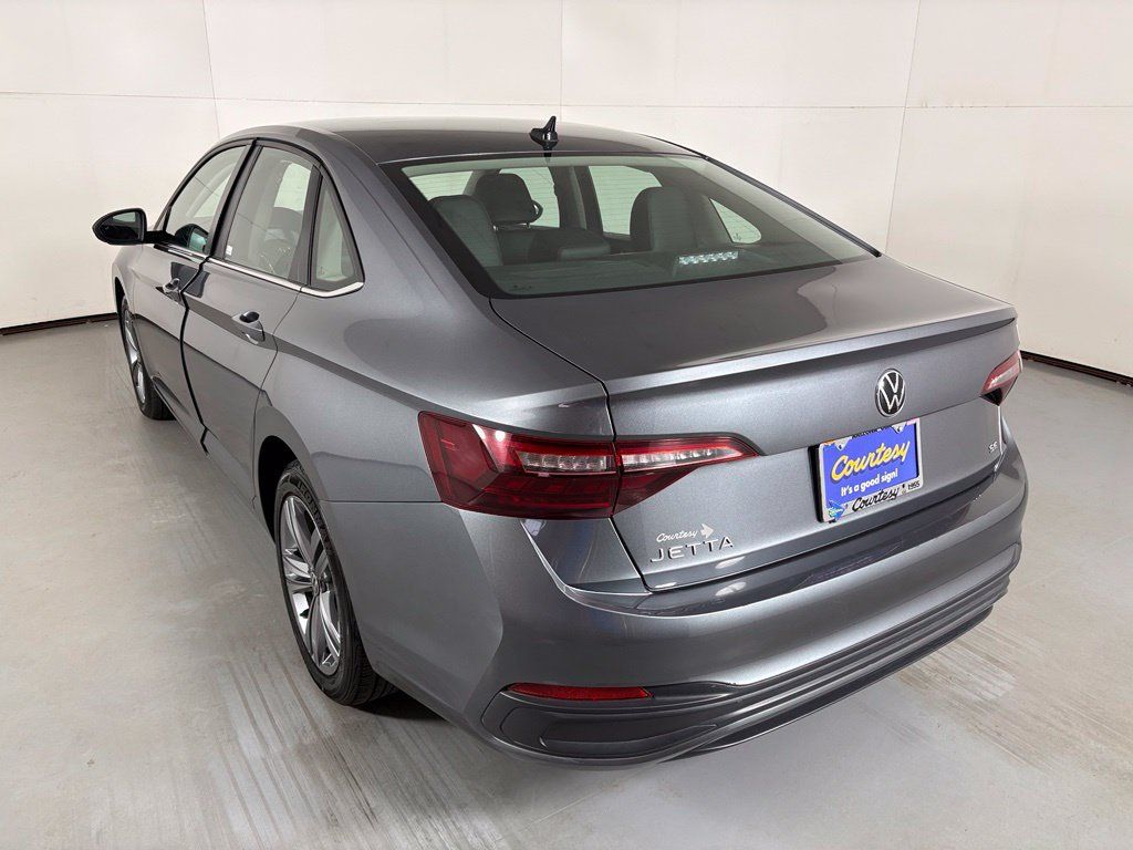 Used 2024 Volkswagen Jetta SE FWD image 6