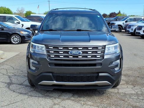 Used 2017 Ford Explorer XLT w/ Equipment Group 202A AWD/4WD image 8