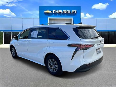 Used 2022 Toyota Sienna LE w/ LE Plus Package image 5
