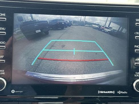 Used 2022 Toyota Highlander XLE FWD image 25