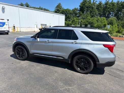 Used 2023 Ford Explorer XLT w/ Equipment Group 202A AWD/4WD image 5