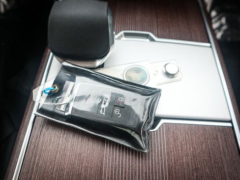 Used 2025 Land Rover Range Rover Autobiography image 37