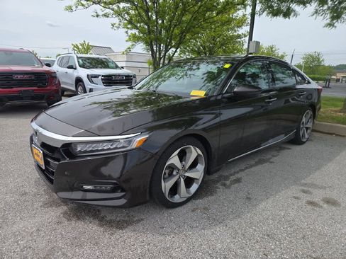 Used 2018 Honda Accord Touring image 2