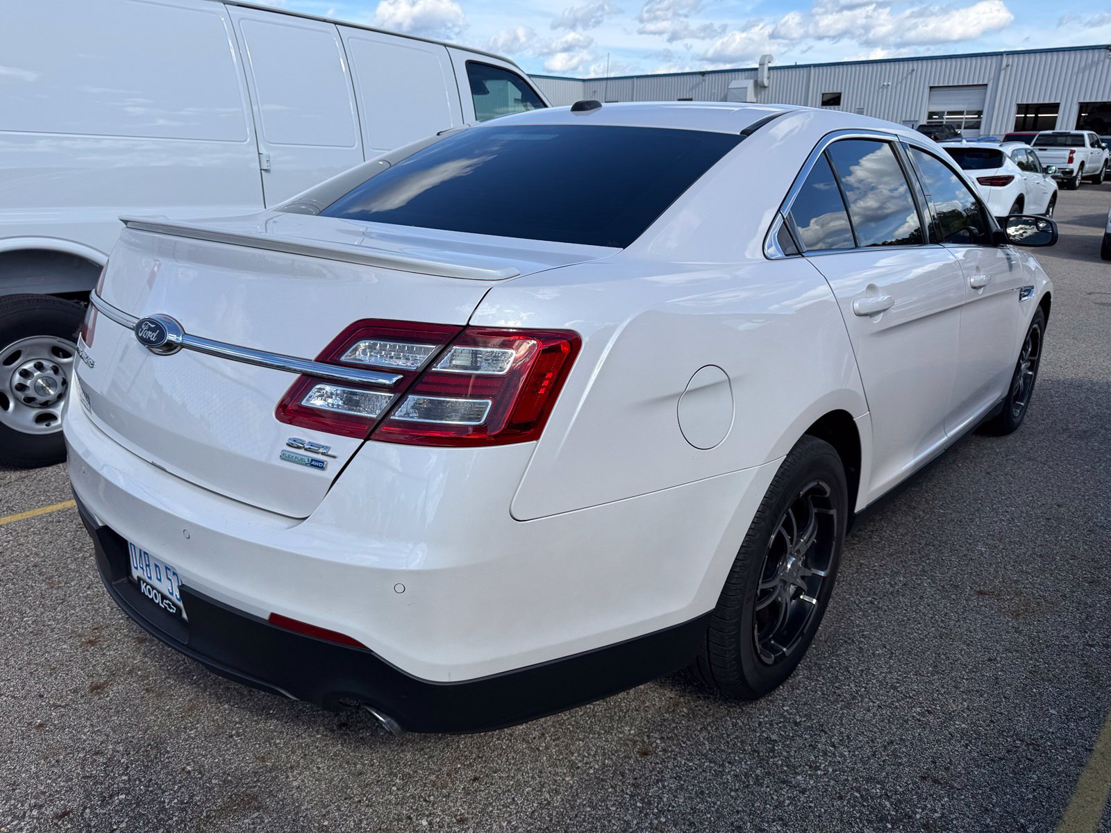 Used 2018 Ford Taurus SEL w/ Equipment Group 201A AWD/4WD image 2